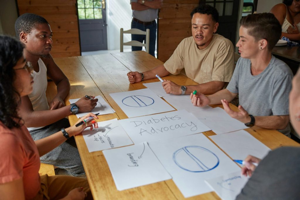 Menschen arbeiten gemeinsam an Konzepten zur Förderung der Diabetesprävention.